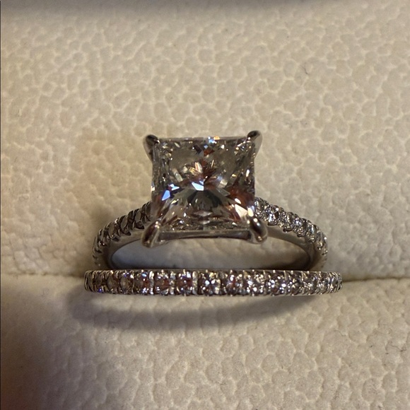 2 set 14k white gold 2 Carats VS princess cut Engagement Ring 
Certified by IGI - Picture 4 of 10